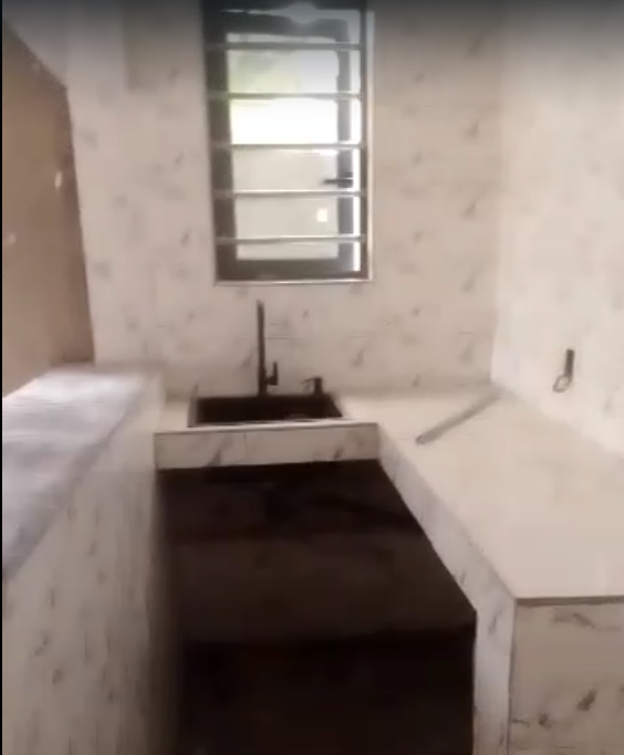 MINI FLAT TO LET AT LAFENWA 4 HOUSE TO BUS STOP