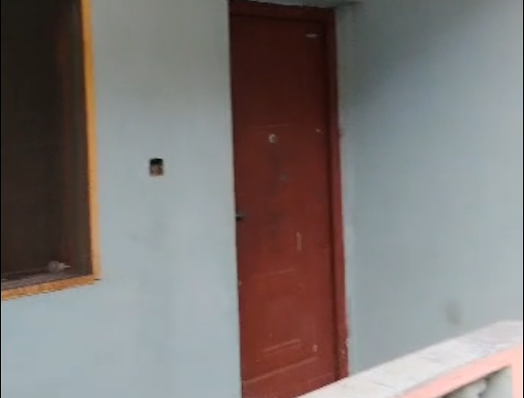 Mini flats at the back of fagble….800… With separate prepaid meter…. Available